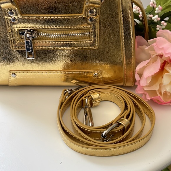 Pretty Metallic Gold City Bag - Picture 4 of 16